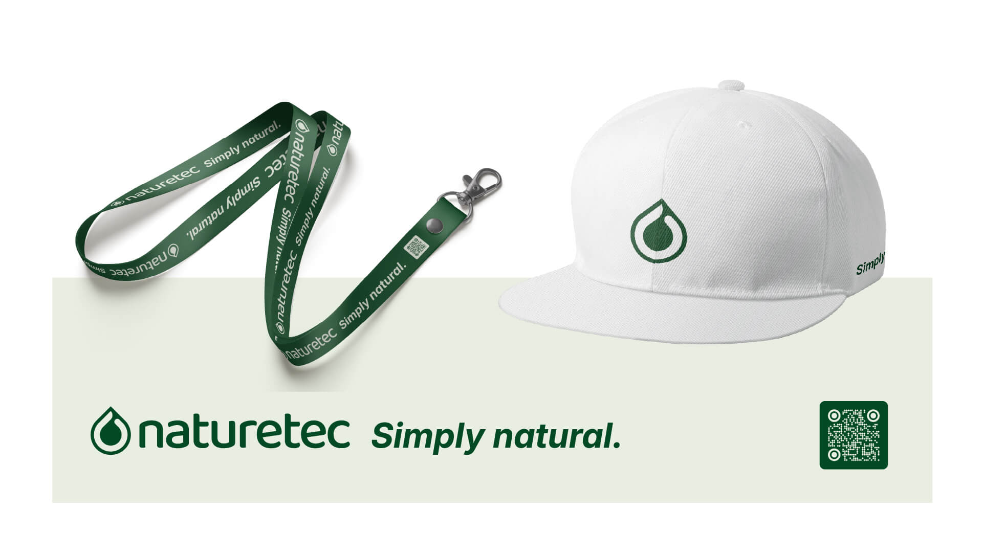Logo von Naturetec auf einem Lanyard und einer Cap sowie Slogan-Darstellung mit Logo und QR-Code