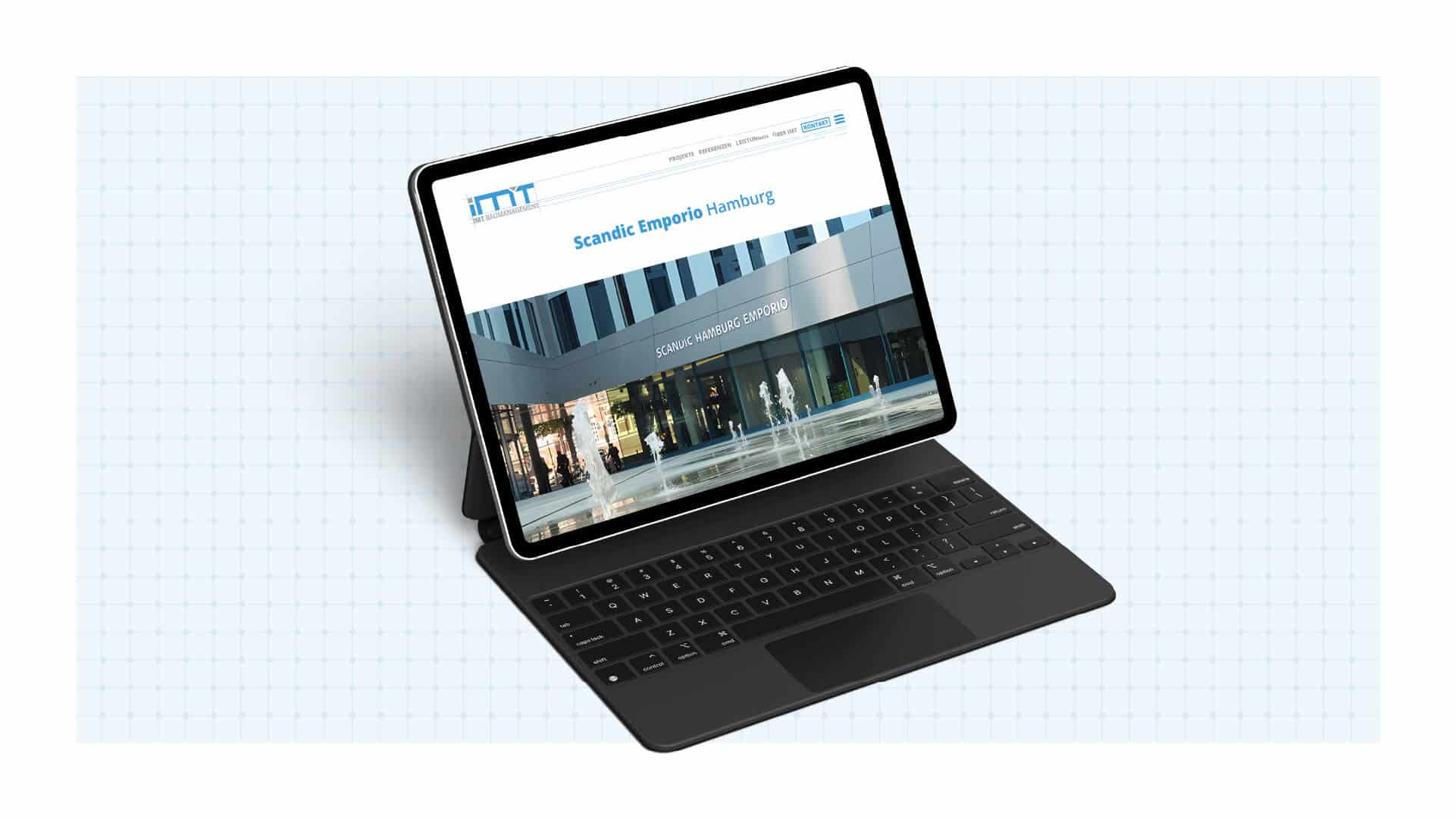 Ansicht des Website-Header von IMT Baumanagement – Ingenieurbüro Michael Thelen auf einem Tablet mit Tastatur