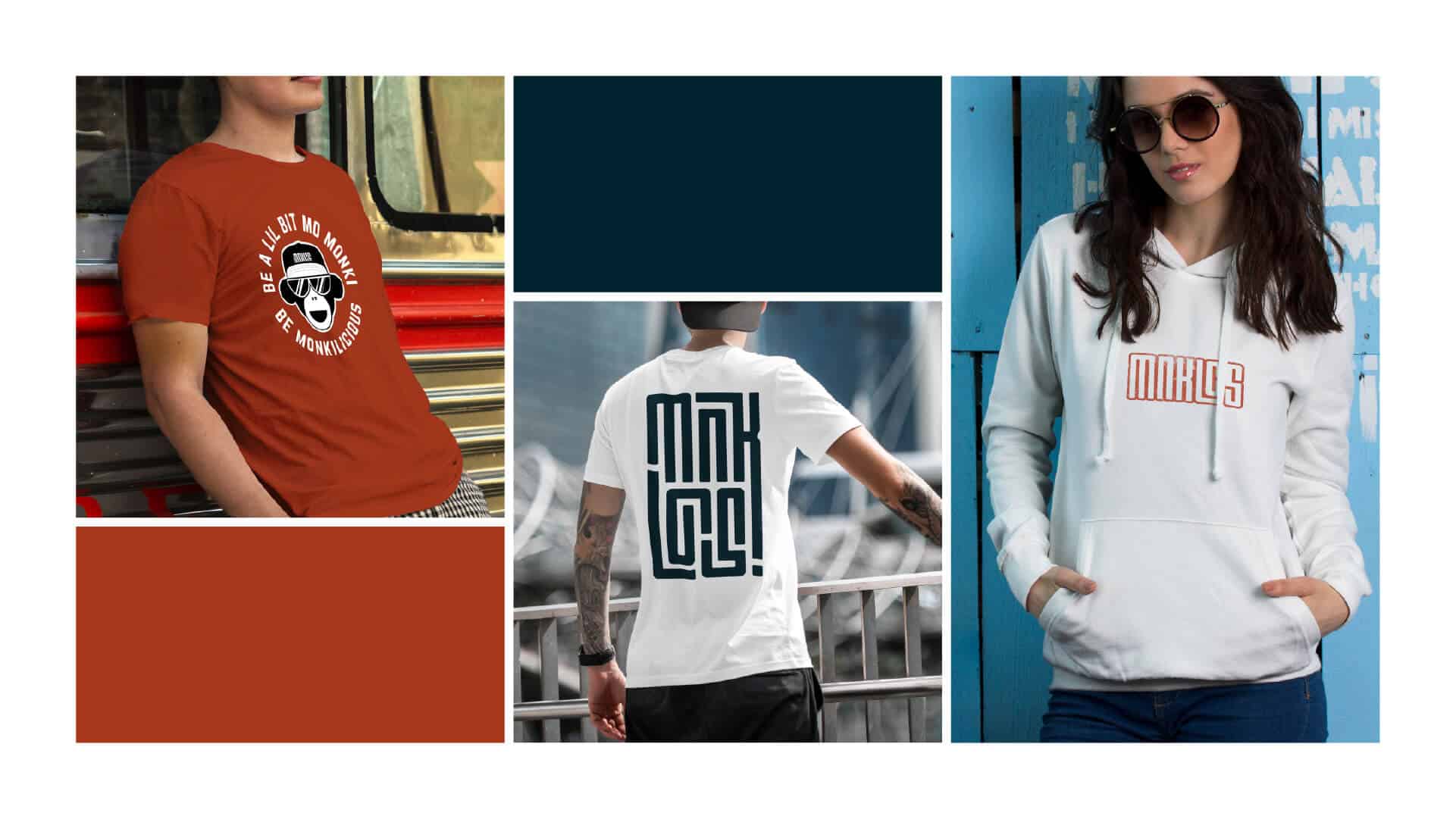 Diverse Logo-Varianten von MONKILICIOUS auf zwei T-Shirts und einem Hoodie